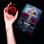 Eine Hand hält eine rote Rose und posiert neben einem E-Book-Reader, der das Cover des Darkstone Academy Sammelbands anzeigt.